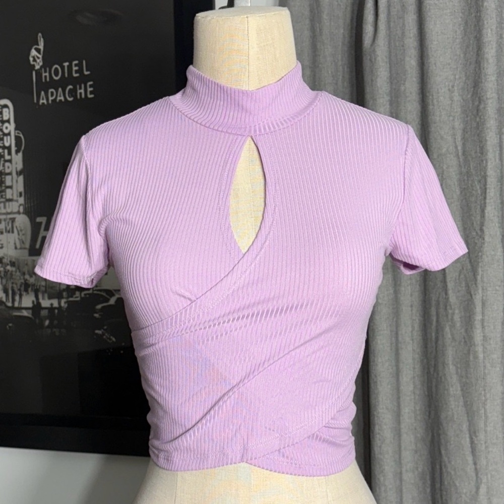 Forever 21 lavender purple keyhole Crop top tee
